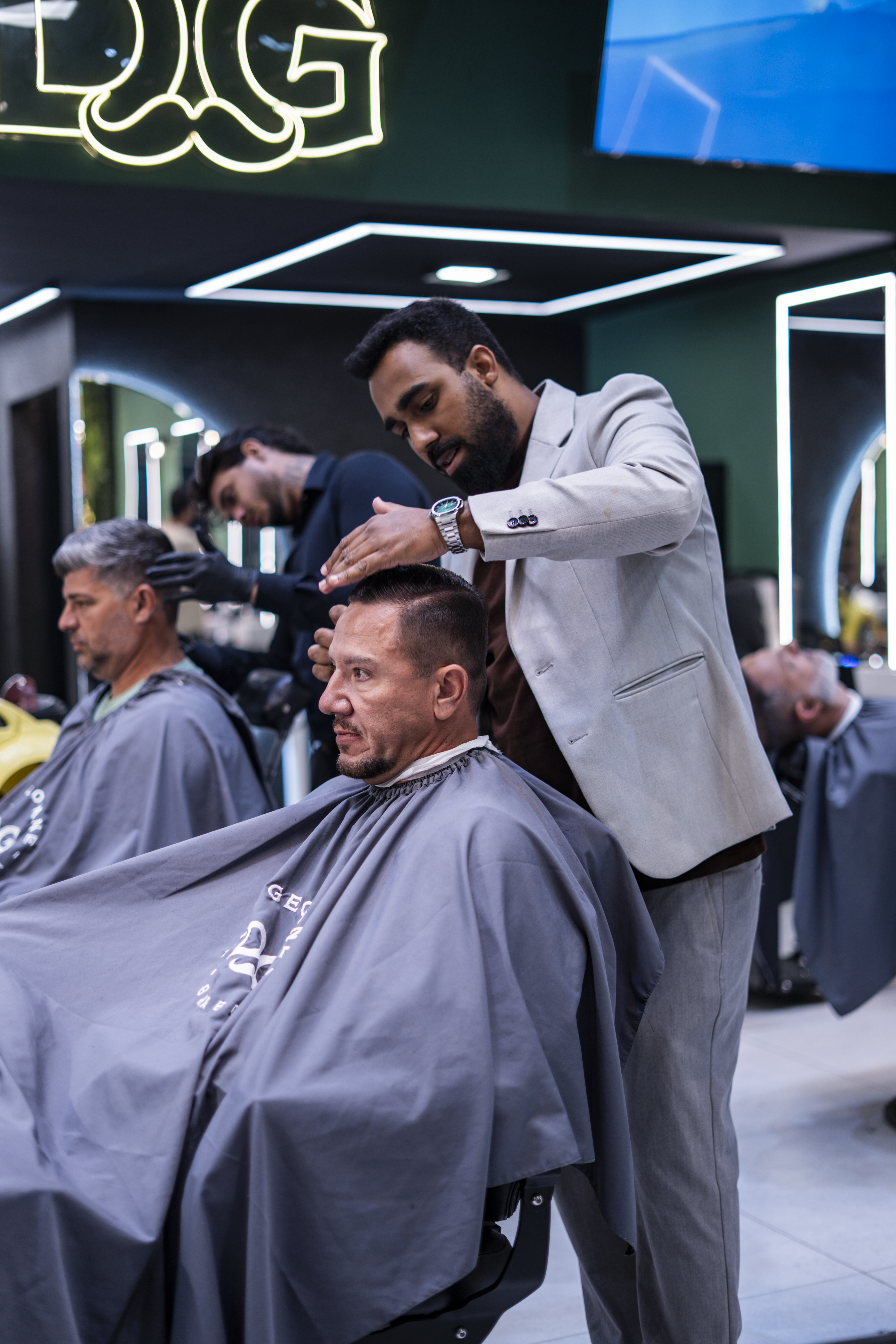Don Geovane atendendo cliente na barbearia